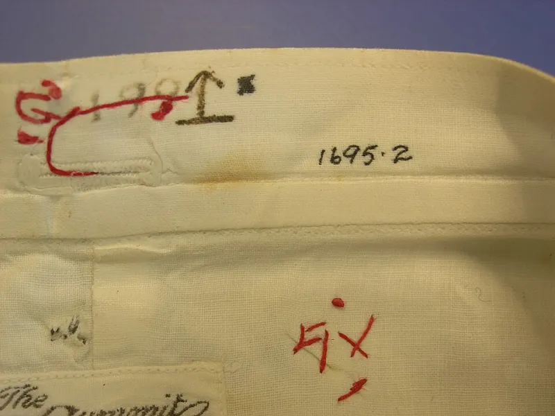 Il segreto della camicia bianca: cotone nobile, grammatura e vestibilità per l'uomo che sa scegliere