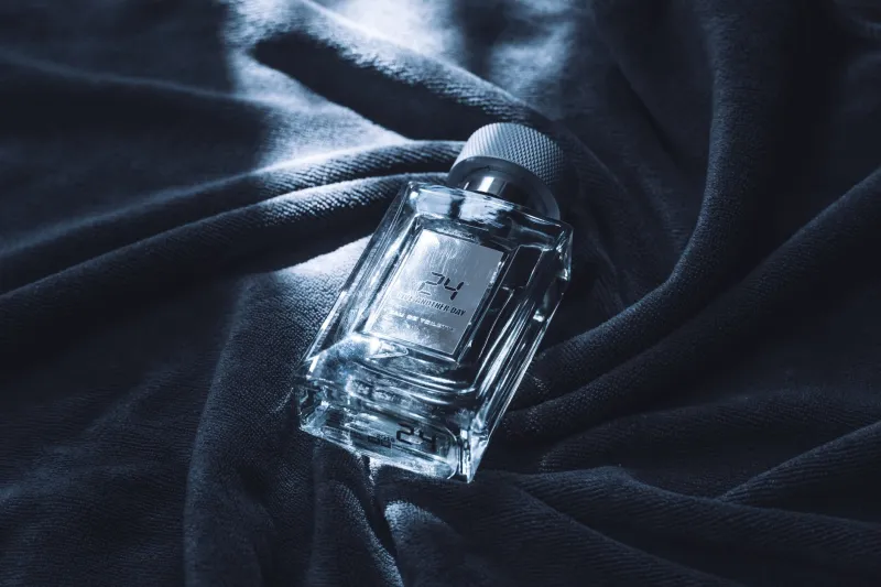 Il profumo invisibile che completa ogni outfit: l'arte di scegliere la propria fragranza